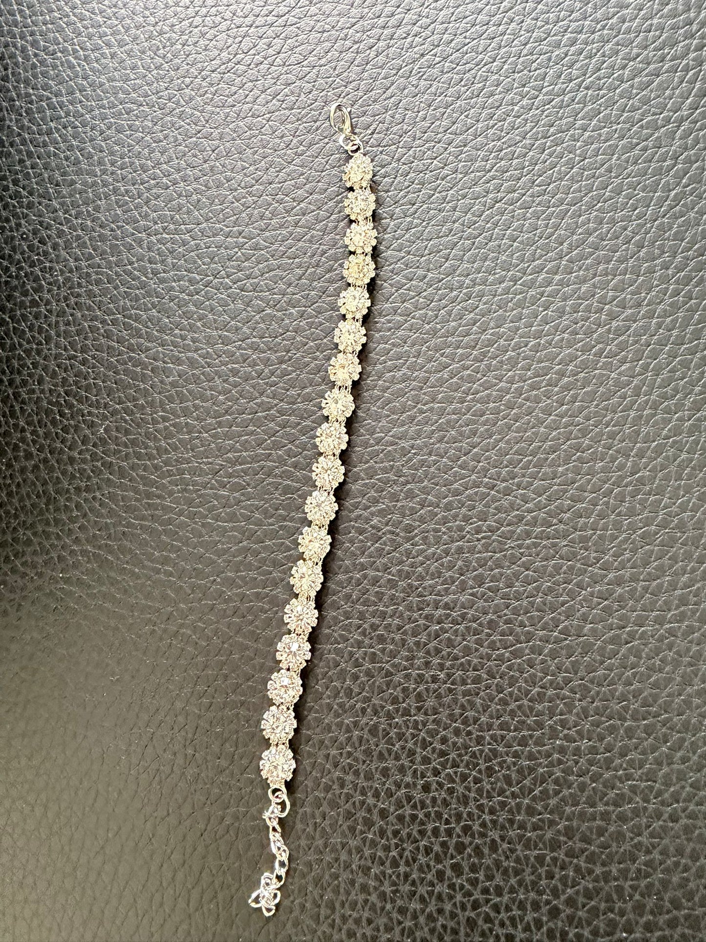 Luxe Kristallen Armband voor Dames – Elegante Zilverkleurige Armband met Fonkelende Bloe mvormige Zirkonia |kod64