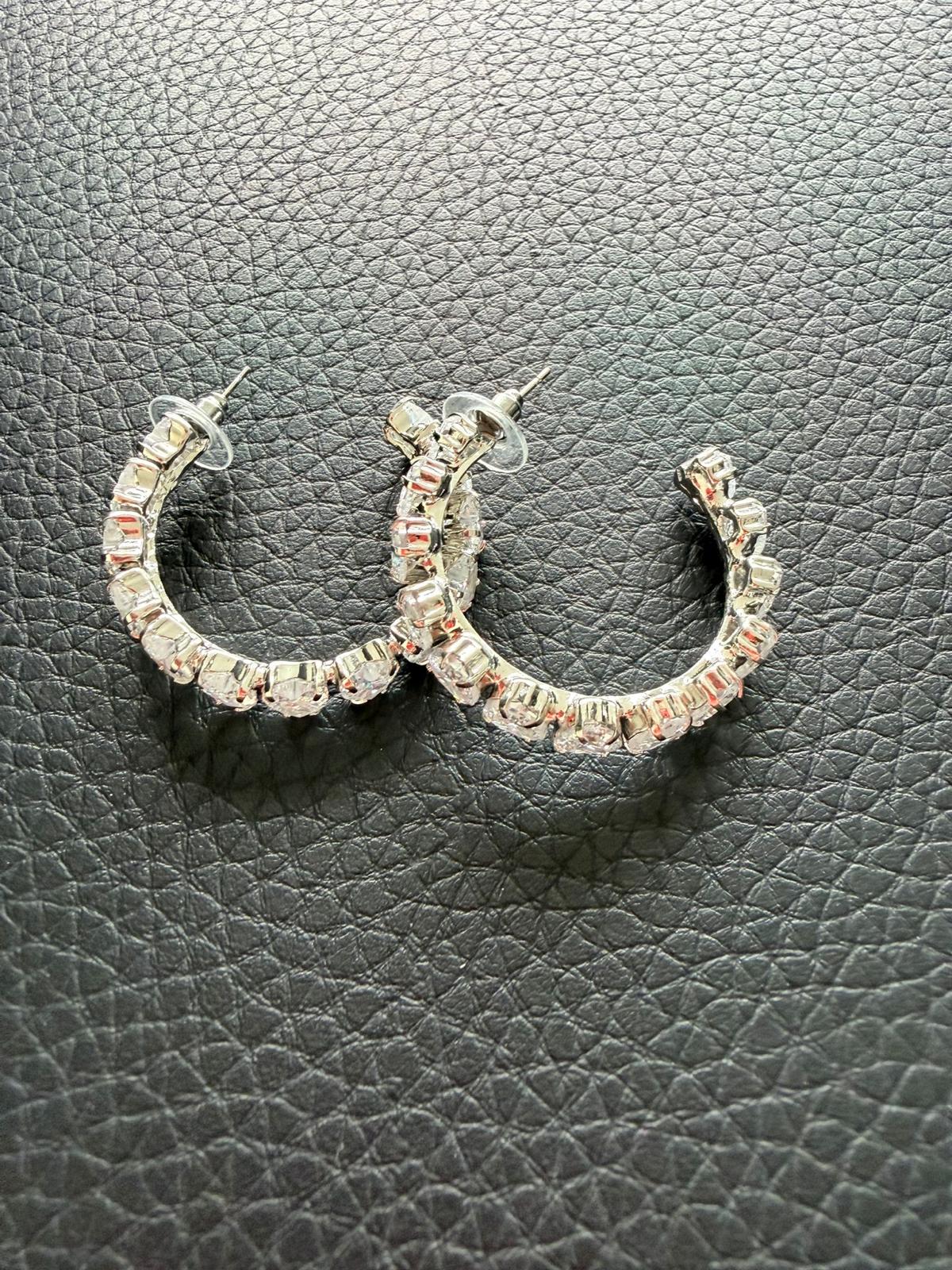 Zilverkleurige Kristallen Hoop Oorbellen – Luxe Strass Creolen Dames – Glamoureuze Statement Oorbellen |kod44