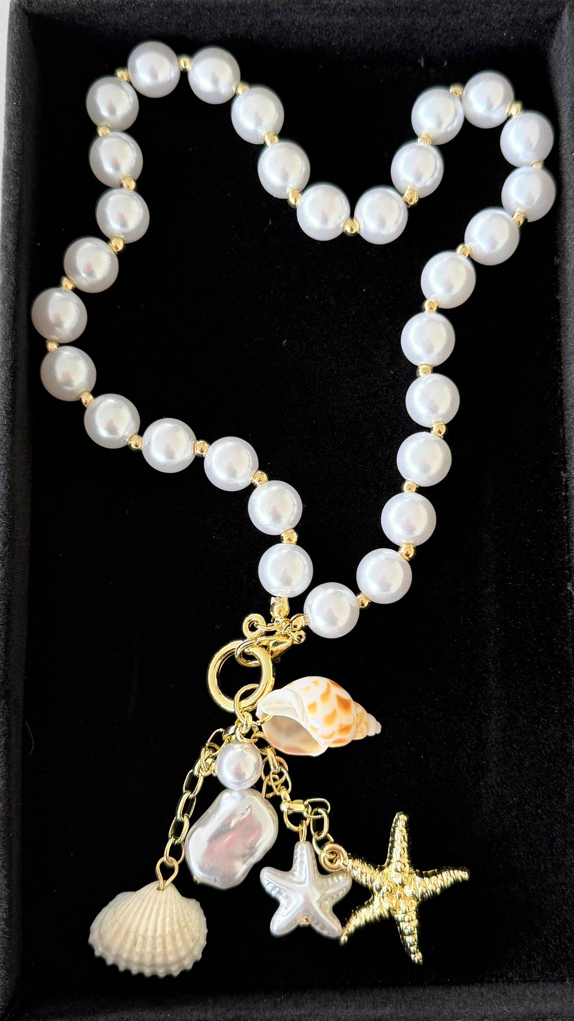 Luxe Parelketting met Zeesterren- en Schelphangers – Elegante Damesketting met Goudkleurige Details | kod-94