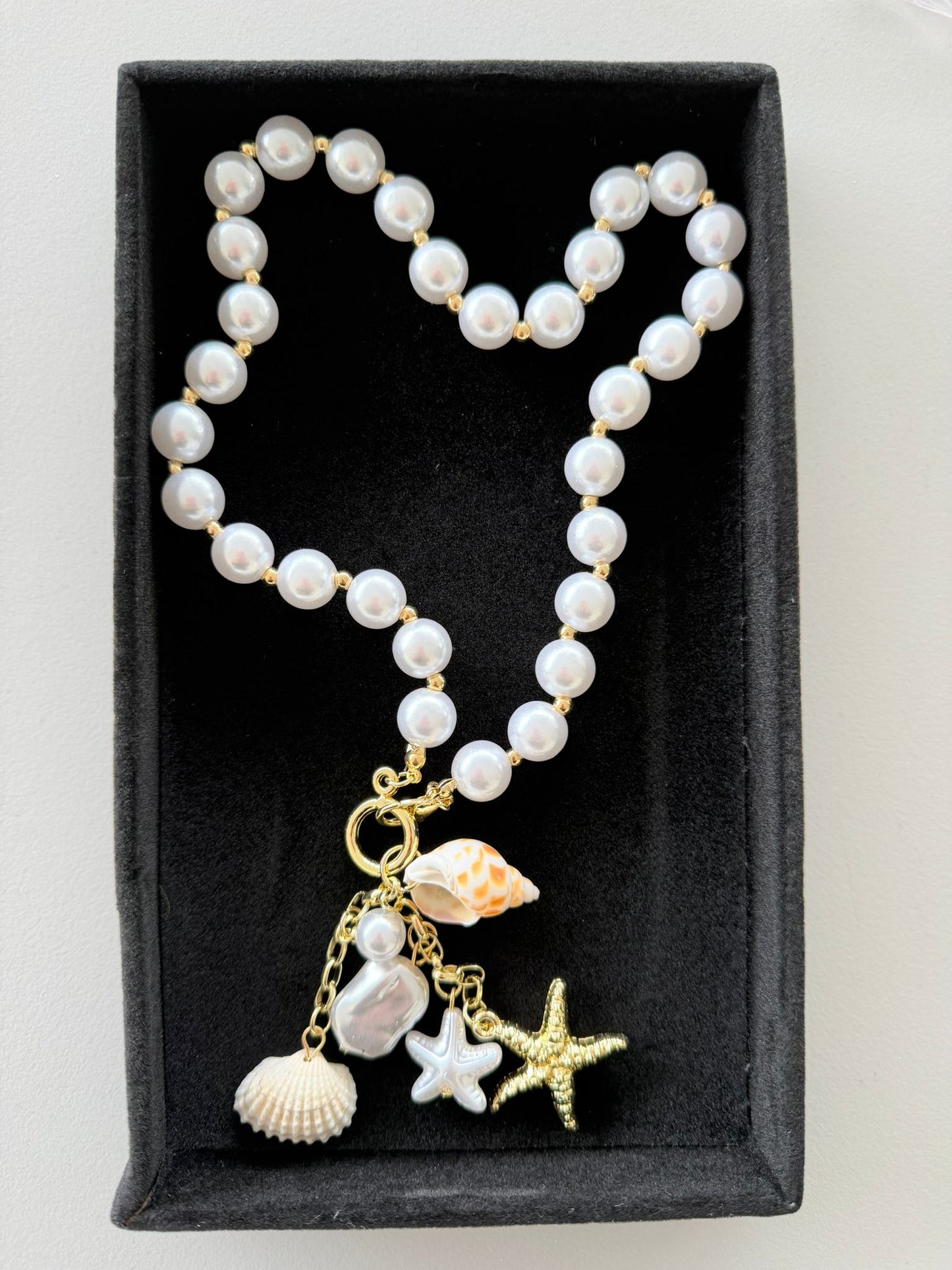 Luxe Parelketting met Zeesterren- en Schelphangers – Elegante Damesketting met Goudkleurige Details | kod-94