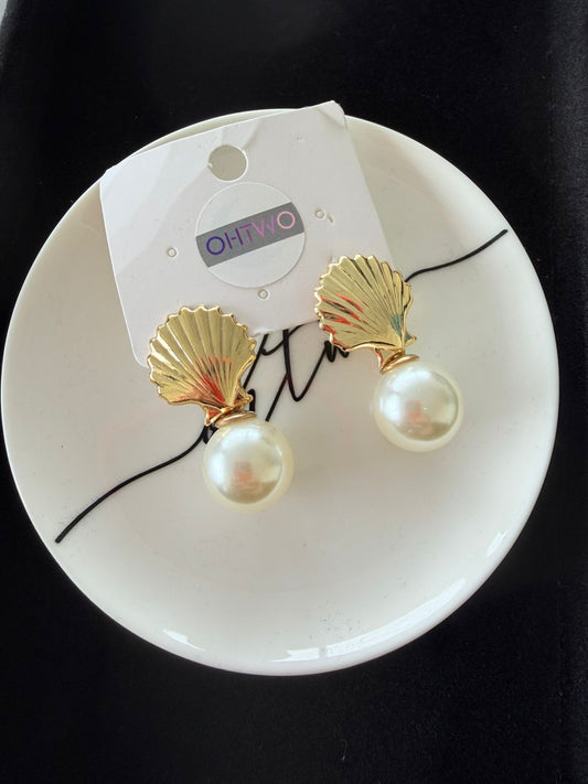 Gouden Schelp Oorbellen met Parel – Elegant & Tijdloos Chic \ kod18